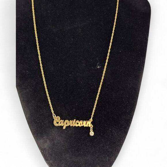 Avon Capricorn Zodiac Necklace Gold Tone Script Vintage  With Rhinestone Charm - Picture 4 of 5